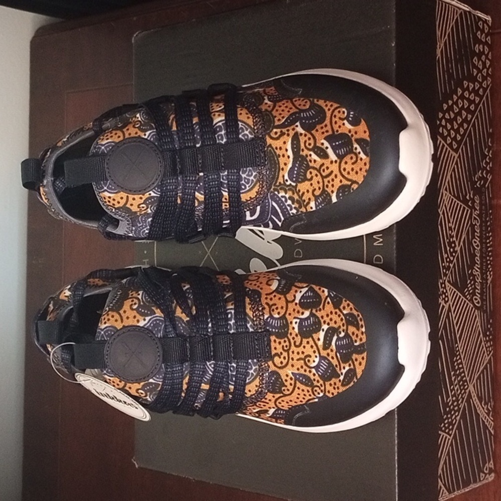 Inkkas, size7 (w), size 5(m) flex runner sneaker